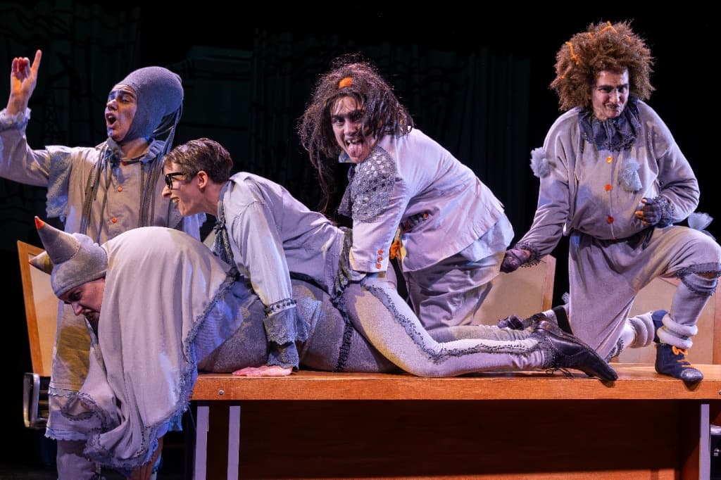Escena de la obra en mesa de directorio